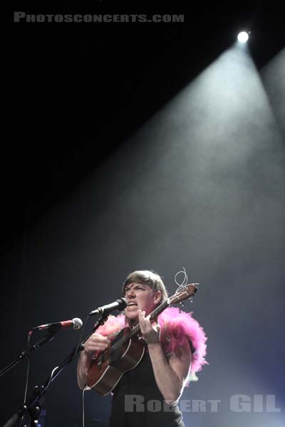 TUNE YARDS - 2011-06-02 - PARIS - Cafe de la Danse - 